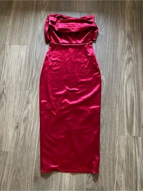 Windsor Strapless Satin iMidi Dress in Crimson